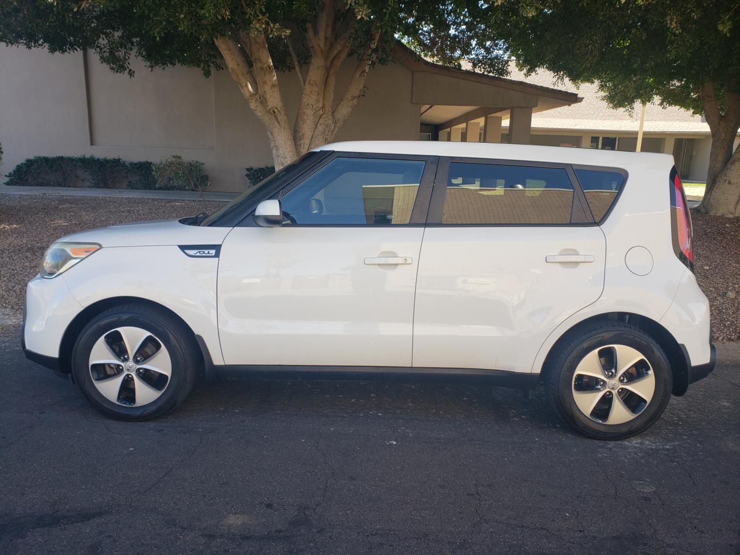 2015 WHITE /gray and black Kia Soul base (KNDJN2A27F7) with an 1.6L L4 DOHC 16V engine, 5-Speed Automatic transmission, located at 323 E Dunlap Ave., Phoenix, AZ, 85020, (602) 331-9000, 33.567677, -112.069000 - Photo#6